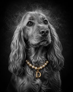 Gepersonaliseerd zwart-wit hondenportret met elegante parelketting